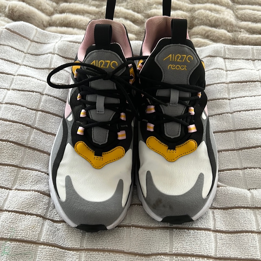 Nike reacts 270